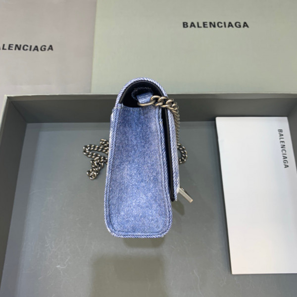 Ba*len*cia*ga hourglass wallet on chain