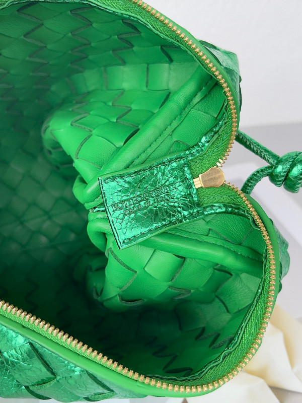 bo*te*ga Ve*ne*ta small loop camera bag