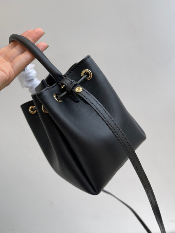 B**rry bucket bag