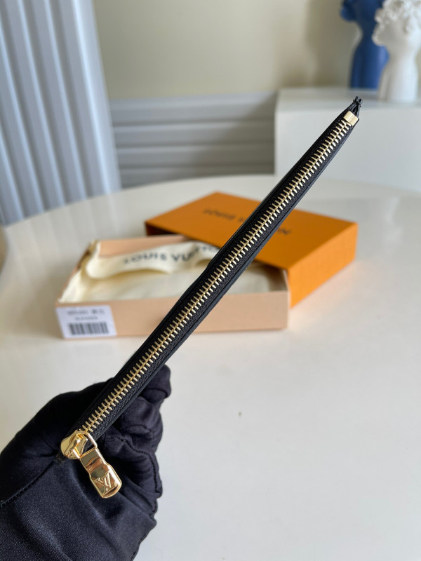 l0*is V*t0n slim purse