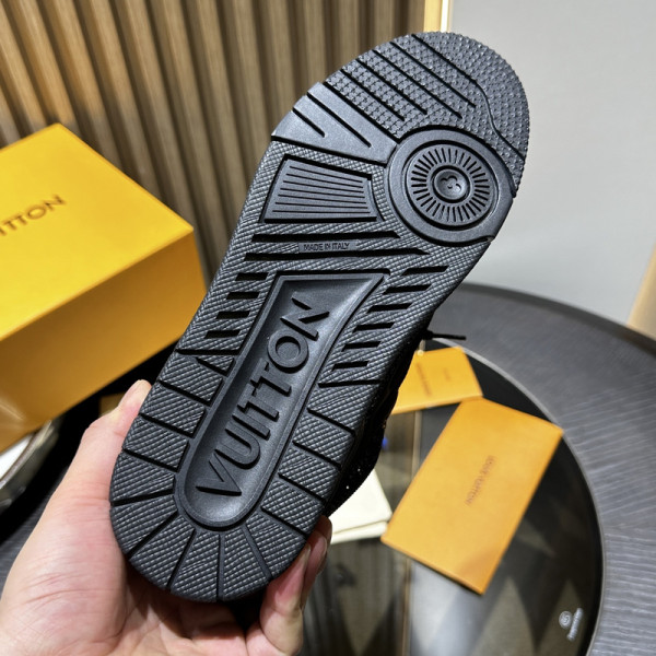 l0*is V*t0n trainer sneaker