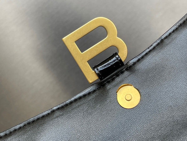 Ba*len*cia*ga hourglass