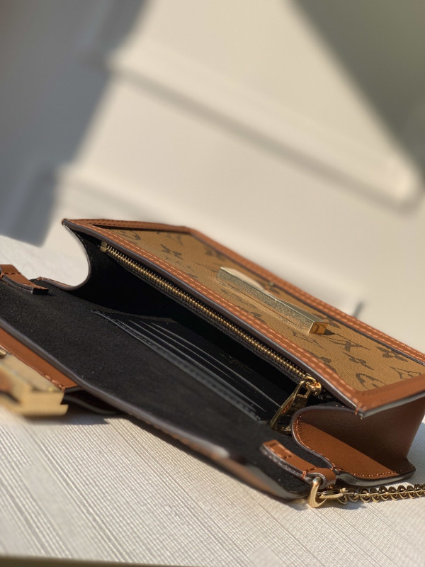 l0*is V*t0n v dauphine chain wallet