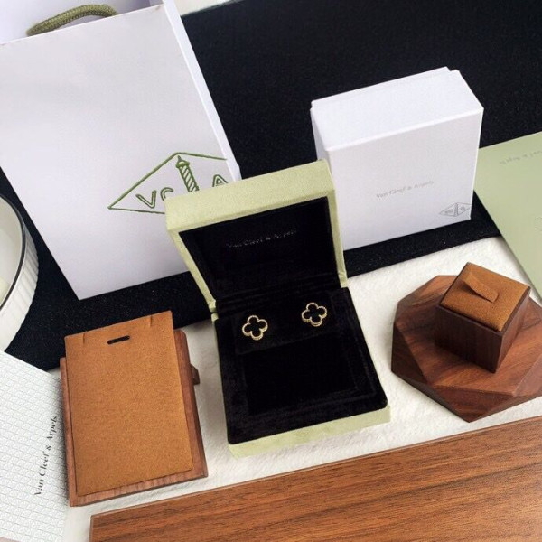 V*N CL*F & arpels perlée earrings