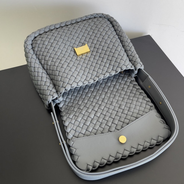 bo*te*ga Ve*ne*ta small cobble shoulder bag