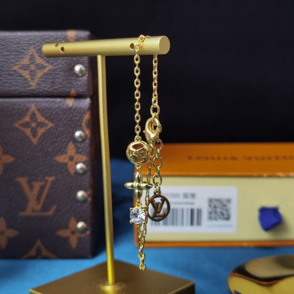 l0*is V*t0n bracelet