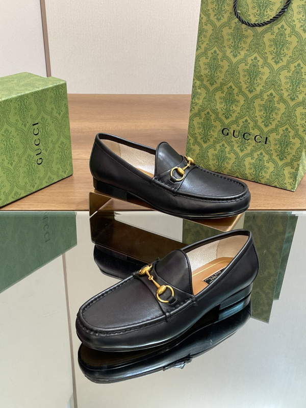 G*u*i men loafer