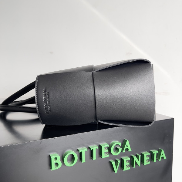 bo*te*ga Ve*ne*ta small arco tote bag