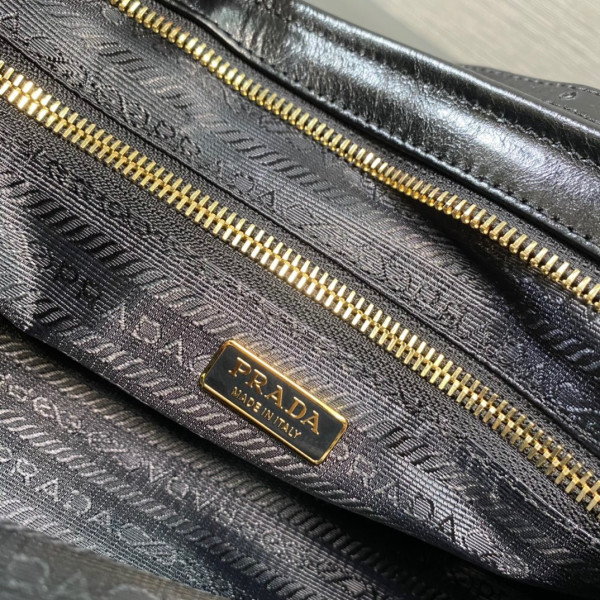 Pra*a medium leather handbag