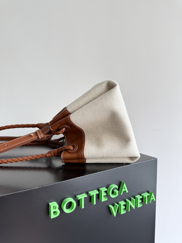 bo*te*ga Ve*ne*ta small parachute - 21*17*16cm