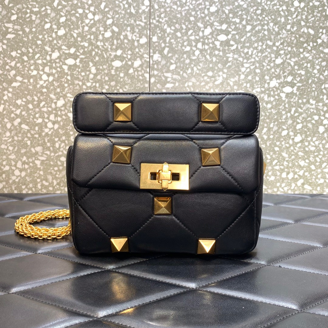 VALENTINO ONLINE EXCLUSIVE SMALL ROMAN STUD THE SHOULDER BAG WITH CHAIN